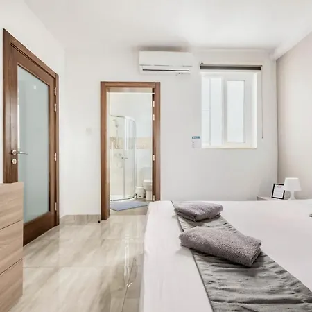 Δωμάτια σε οικογενειακή κατοικία F8 1, Private Double With Private Bathroom In Shared Flat