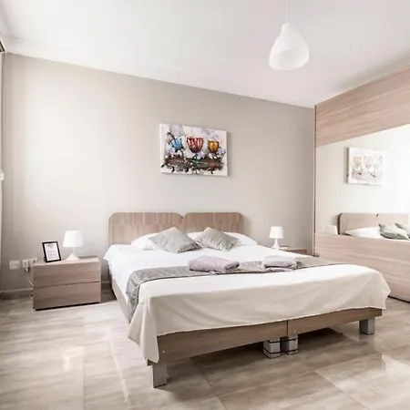 F8 1, Private Double With Private Bathroom In Shared Flat Δωμάτια σε οικογενειακή κατοικία *