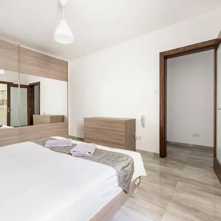 F8 1, Private Double With Private Bathroom In Shared Flat Homestay