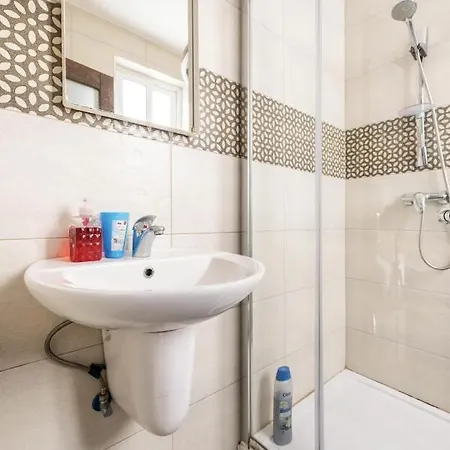 Δωμάτια σε οικογενειακή κατοικία F8 1, Private Double With Private Bathroom In Shared Flat