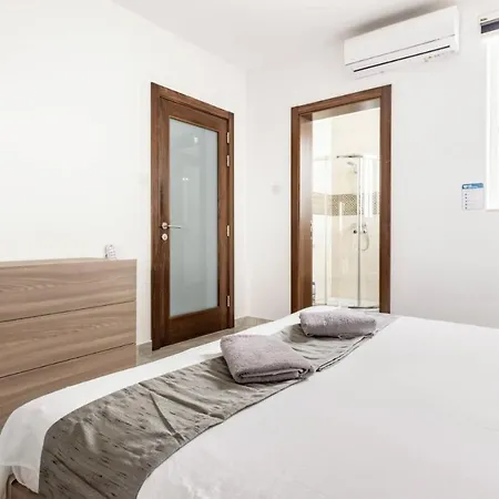 F8 1, Private Double With Private Bathroom In Shared Flat Δωμάτια σε οικογενειακή κατοικία Msida