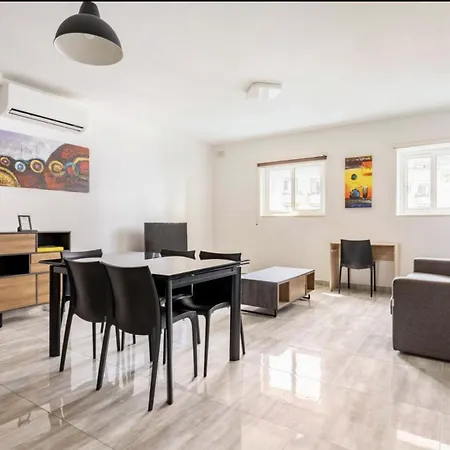 Δωμάτια σε οικογενειακή κατοικία F8 1, Private Double With Private Bathroom In Shared Flat *